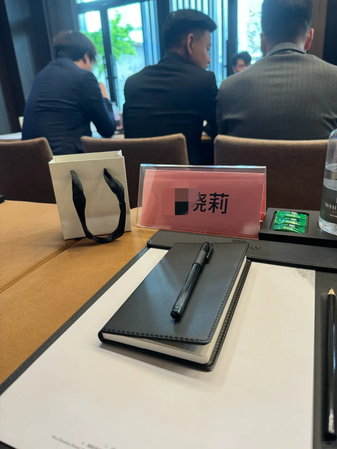 游泳女教练外出学习的一天