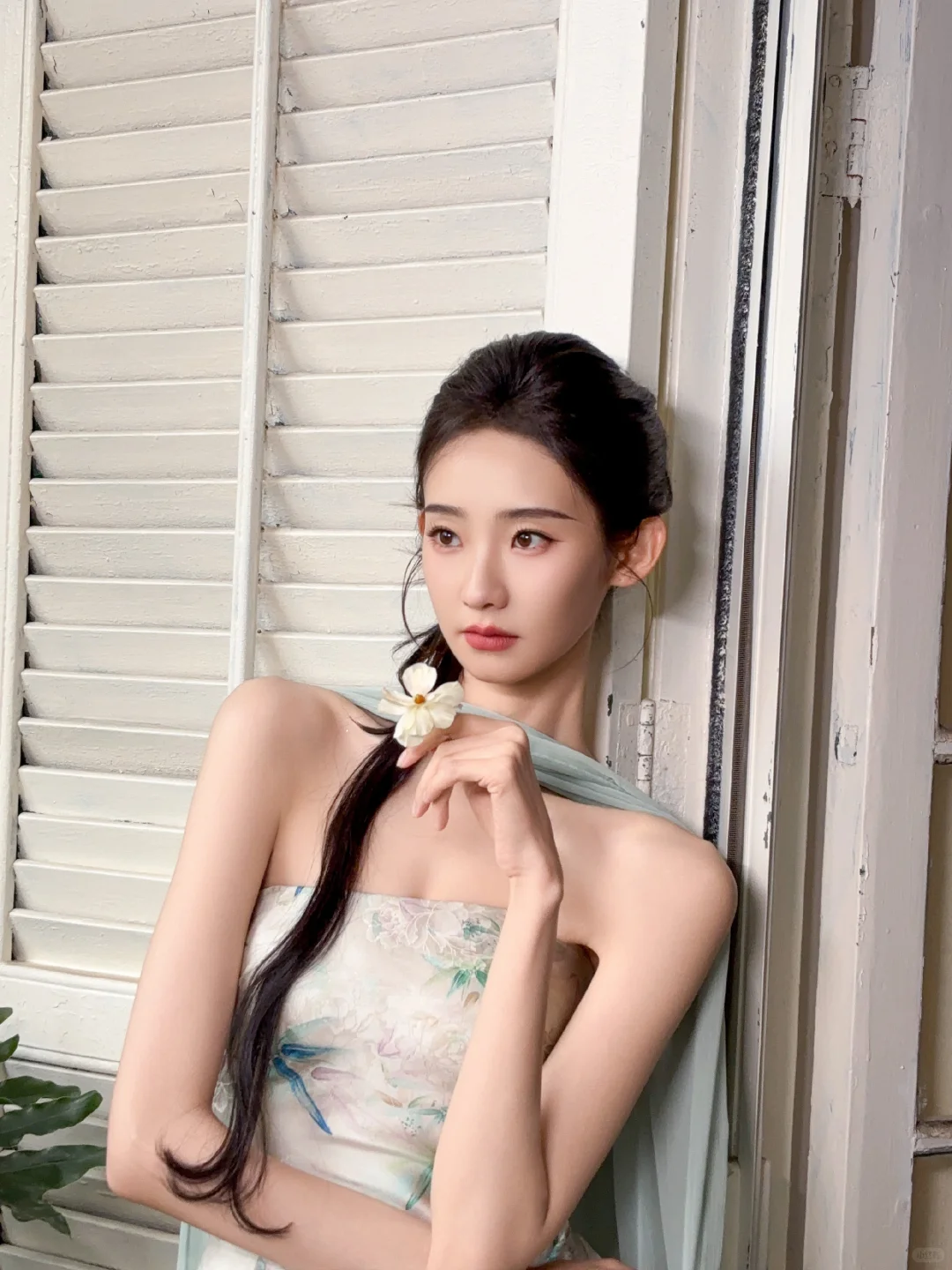 张艺凡抹胸长裙绘春意