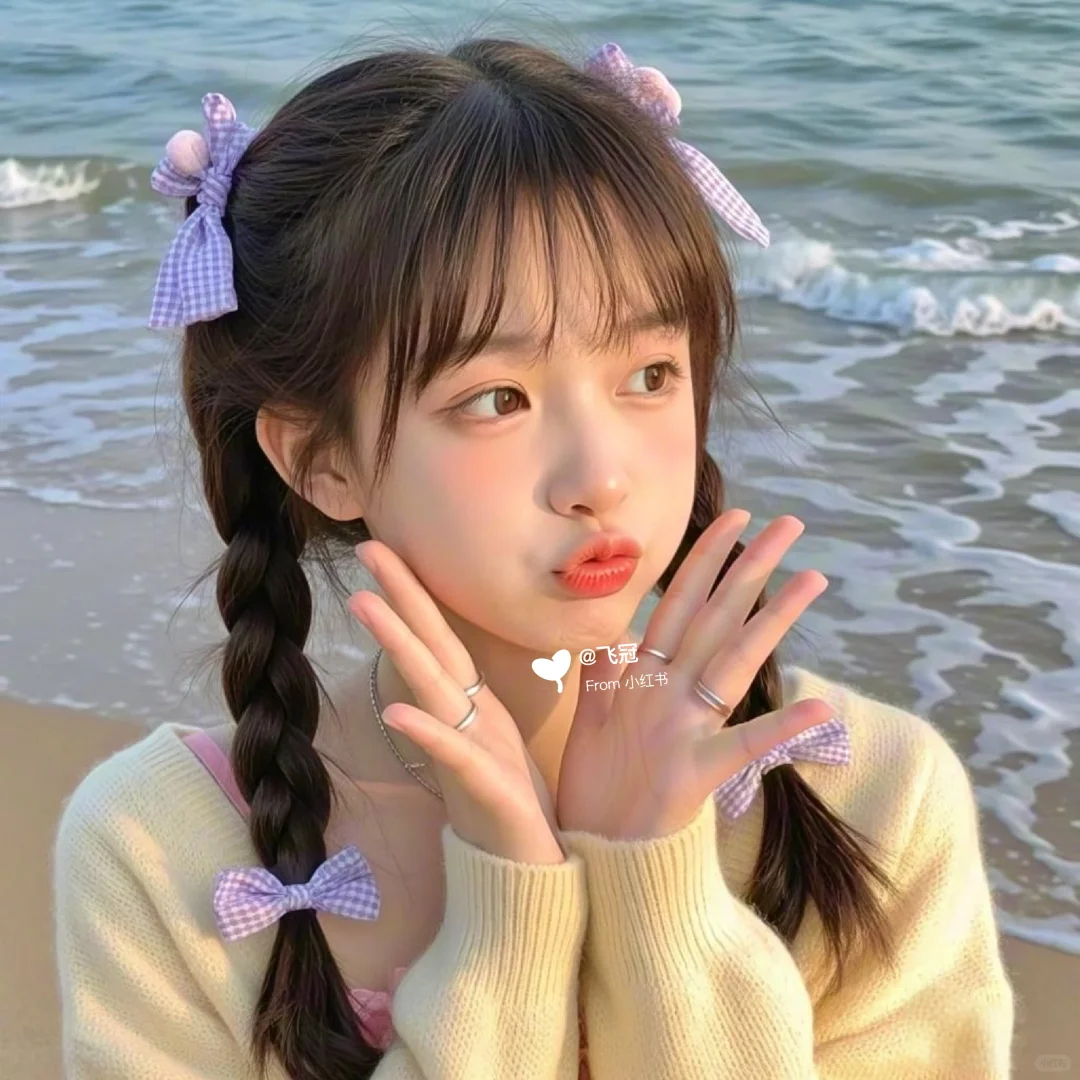 "海边的可爱瞬间：双马尾与蝴蝶结的甜美搭