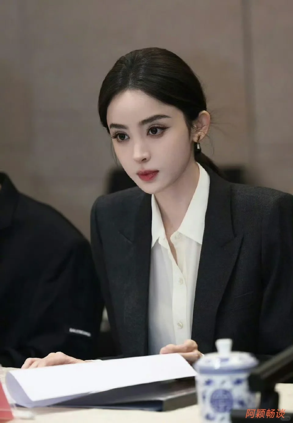 娜扎央视研讨亮相，黑白配尽显优雅魅力