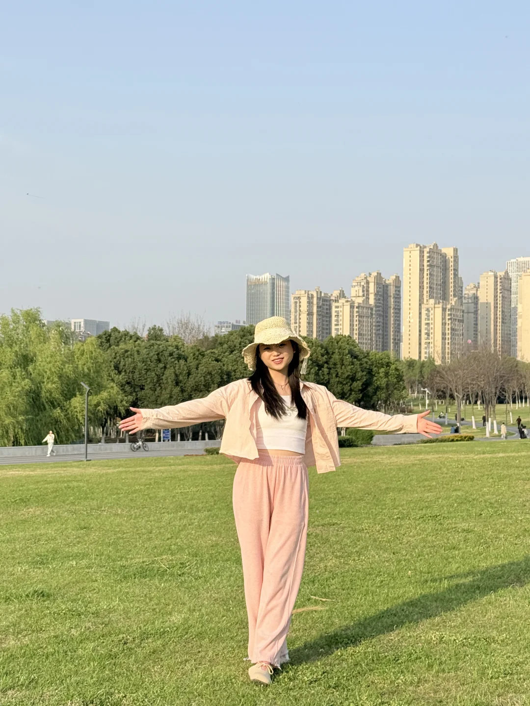 出门兜风的小女孩🌸