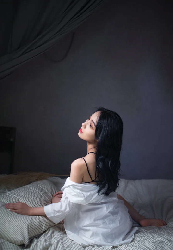 御姐小吊带性感写真