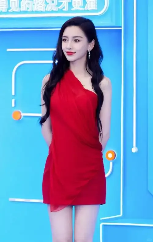 35岁杨颖亮相车展再当车模，穿西装裙又美又