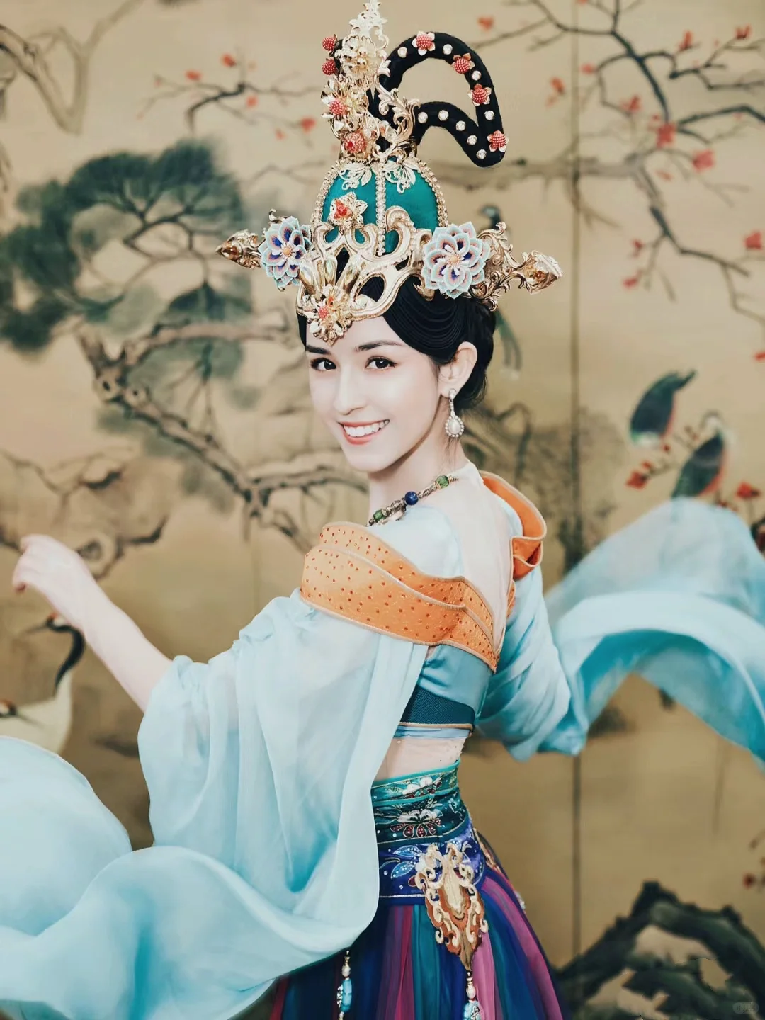 哈尼克孜古装风采，温婉端庄显魅力