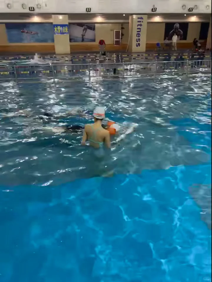 "怕水？她连5岁小孩都能教会"