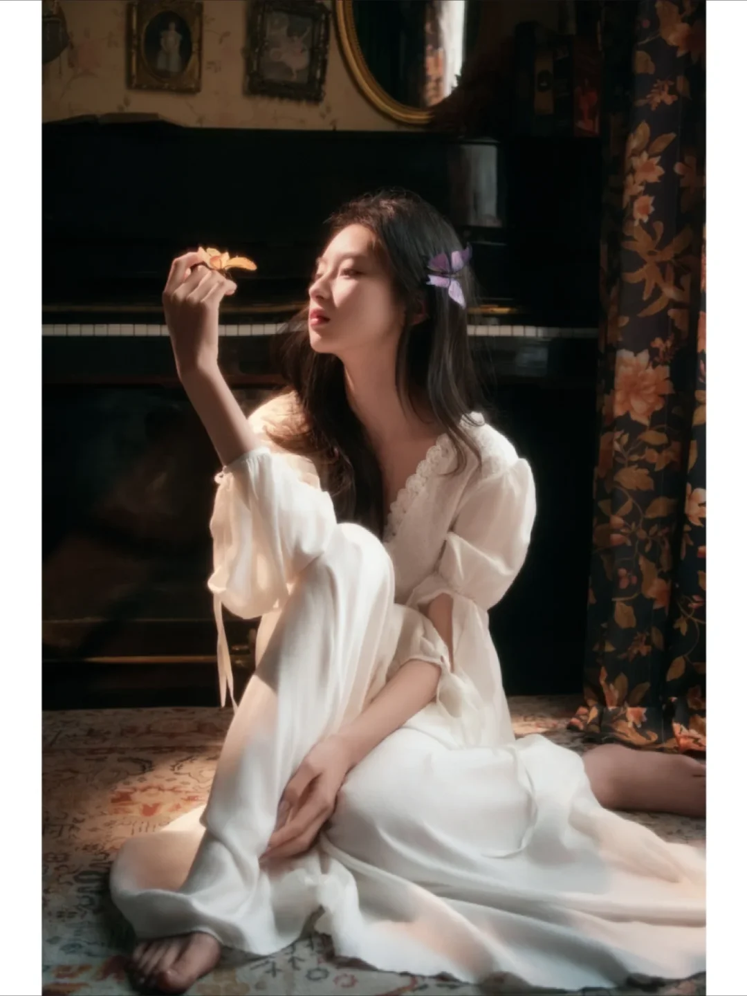 古典韵味，白色长裙的优雅坐姿