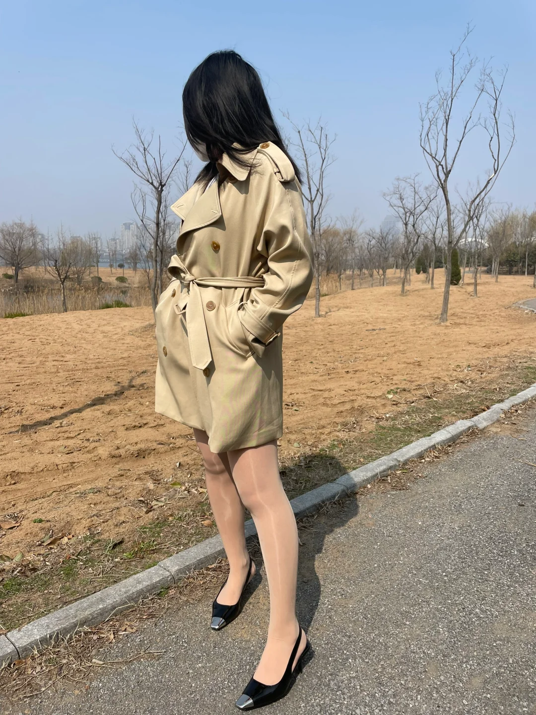 卡其风衣搭肉丝，春日松弛感拉满🌿