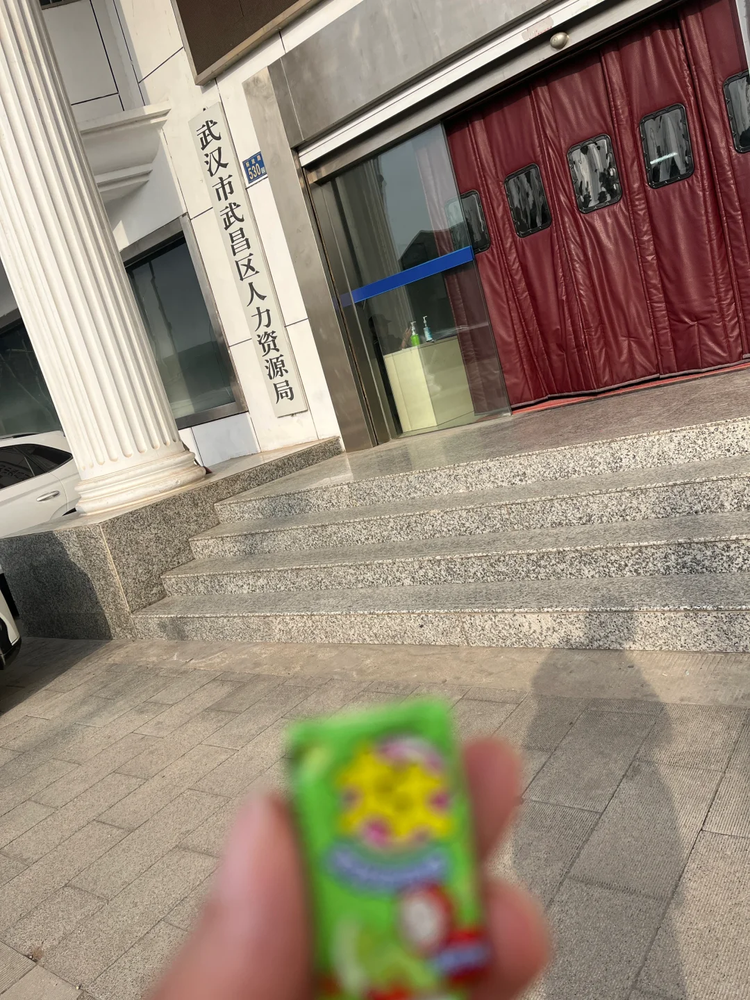 女员工担心走光上班坚持打伞18天，被辞退‼️