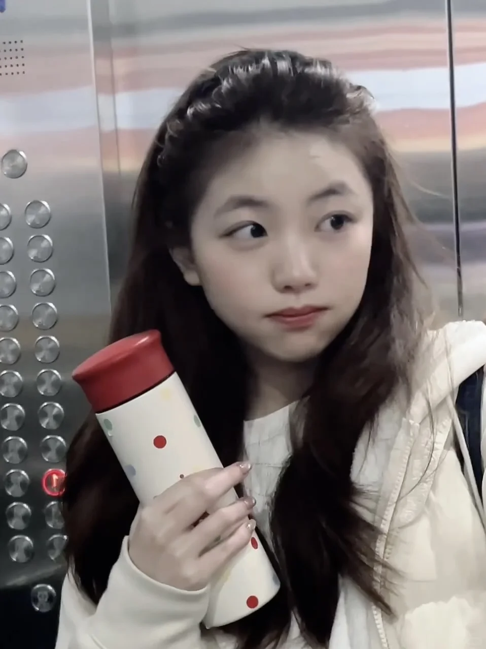 04女大|是精简护肤 素颜就很漂亮的年纪