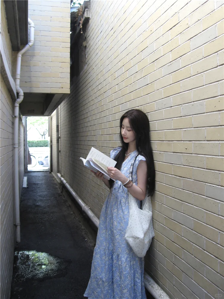 清冷感V领镂空花朵连衣裙、谁还没有一条碎花