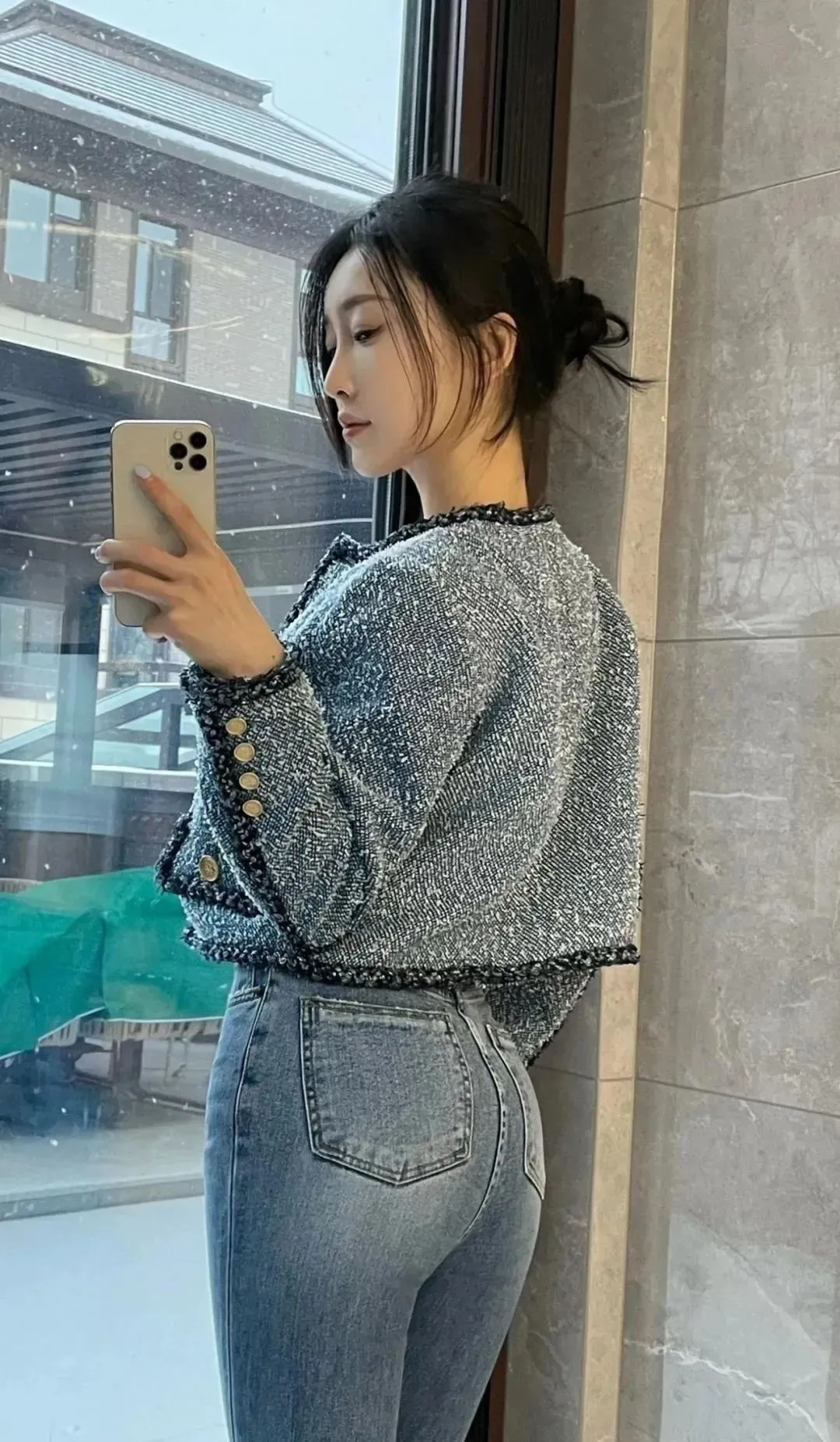 “为什么说穿牛仔裤的她，背影比正脸还撩人