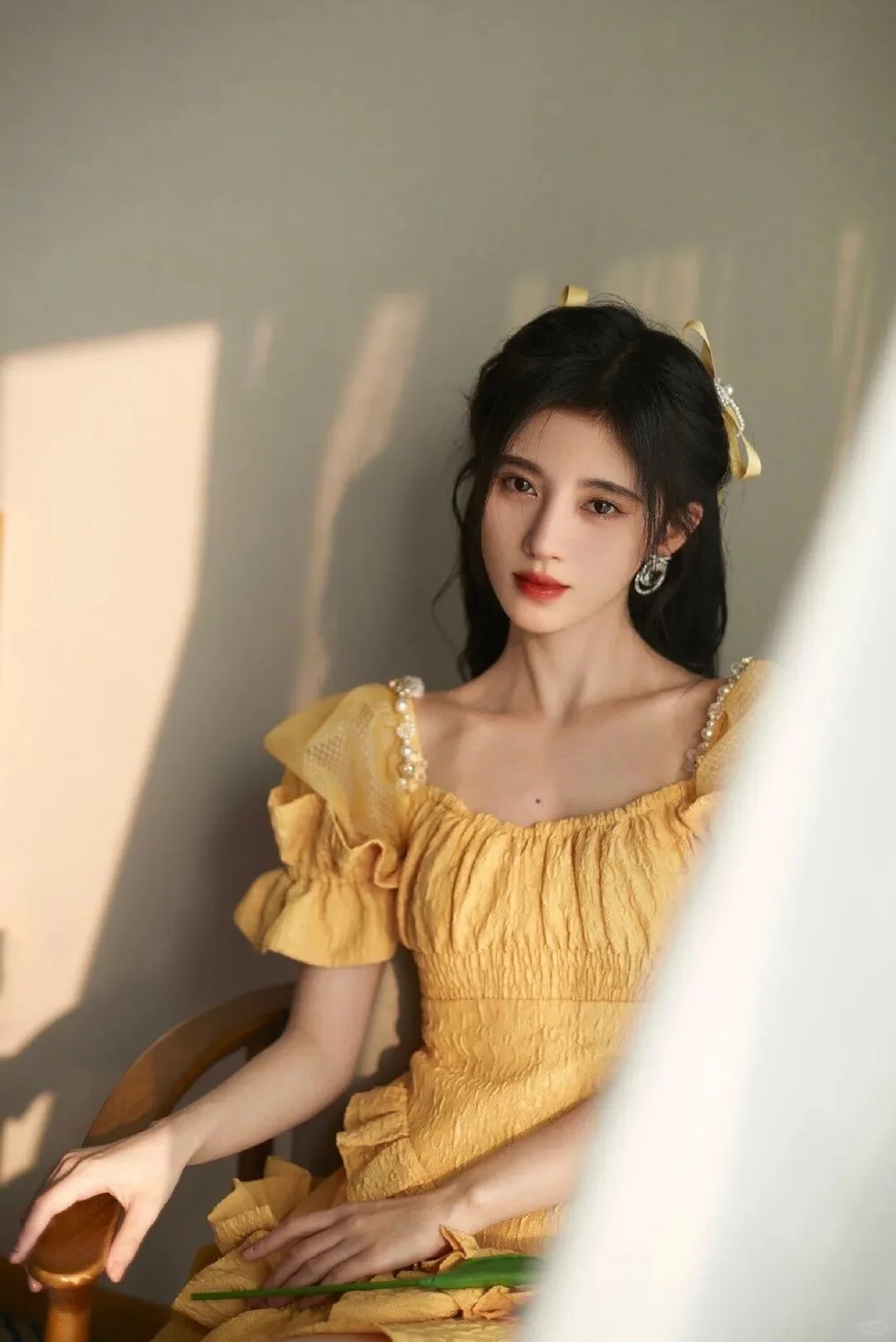 甜美少女感爆棚：鞠婧祎的连衣裙造型如诗般