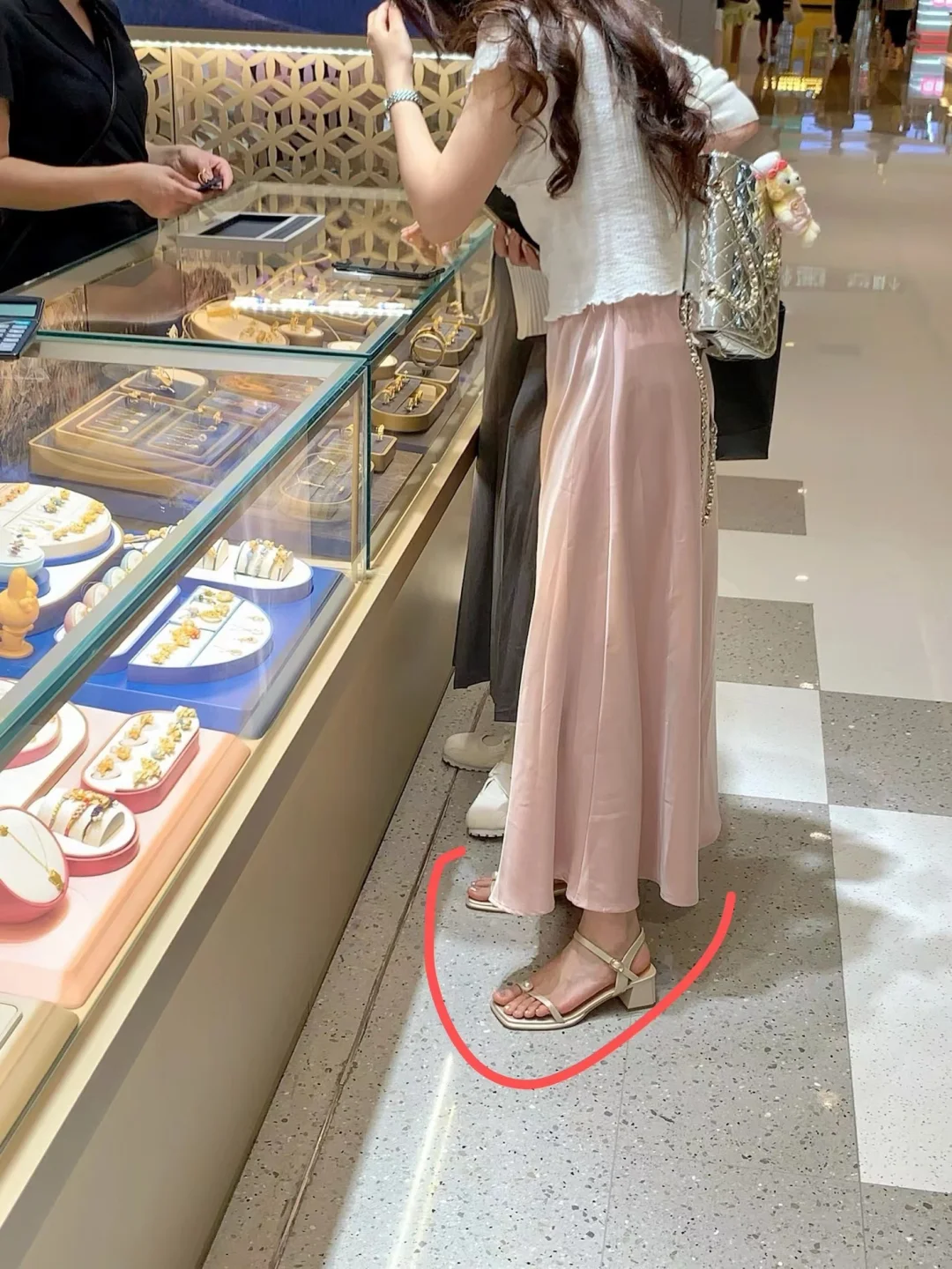 去买金镯子的时候看见的，，，