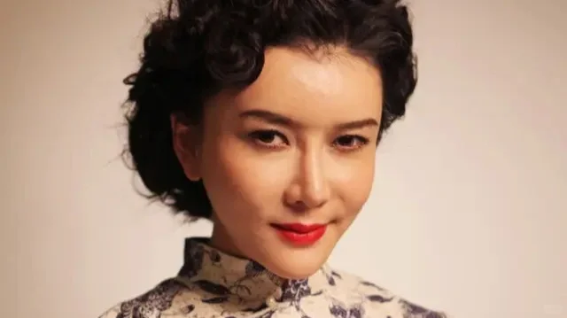 “龚玥菲大胆尝试，透视装亮相活动成焦点”