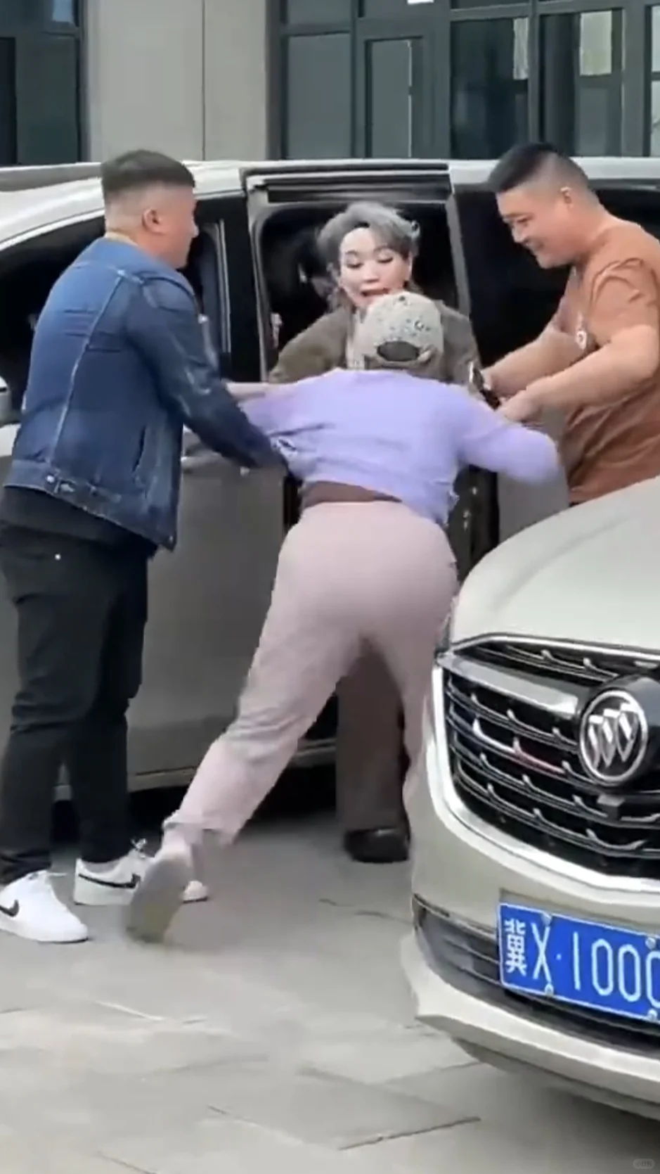 叶童遭遇疯狂粉丝拽下车事件引关注