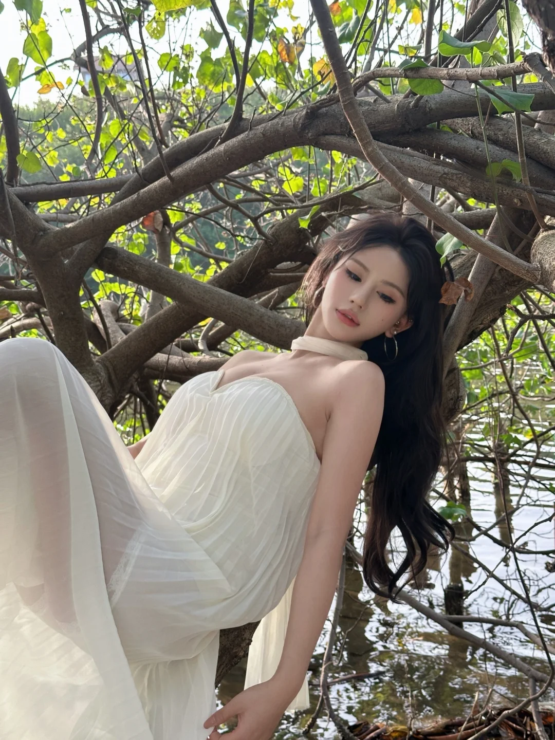 美女上树