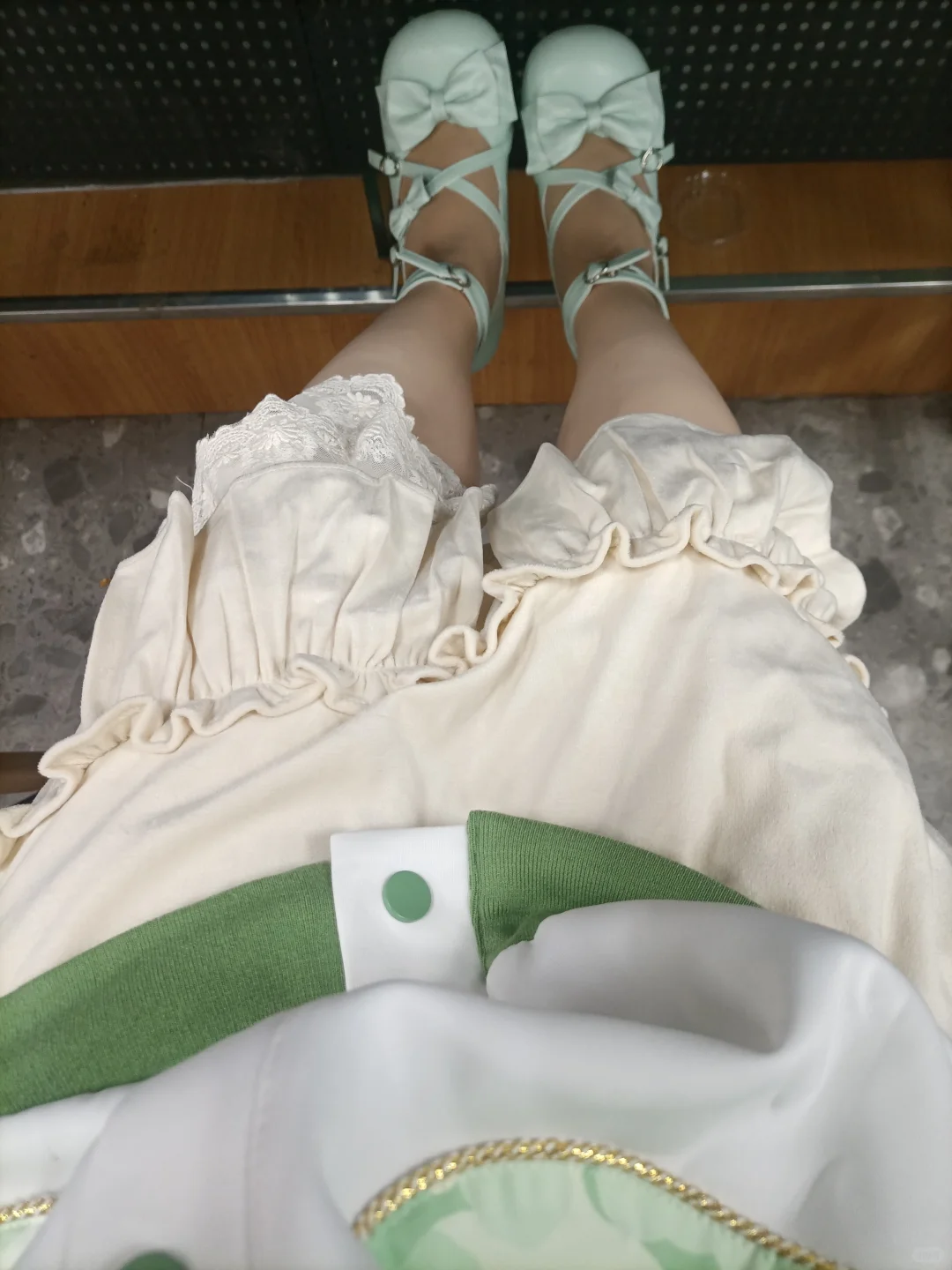 比较长的半身裙+光腿神器+及膝白袜