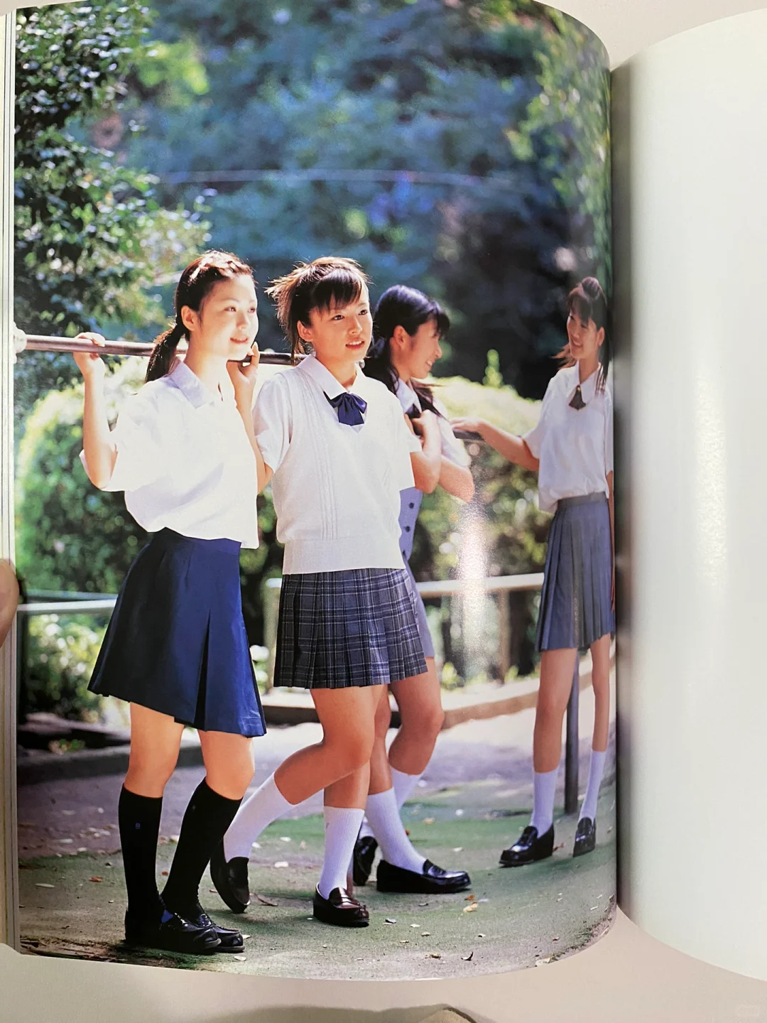 又淘了本千禧年的日本制服写真集