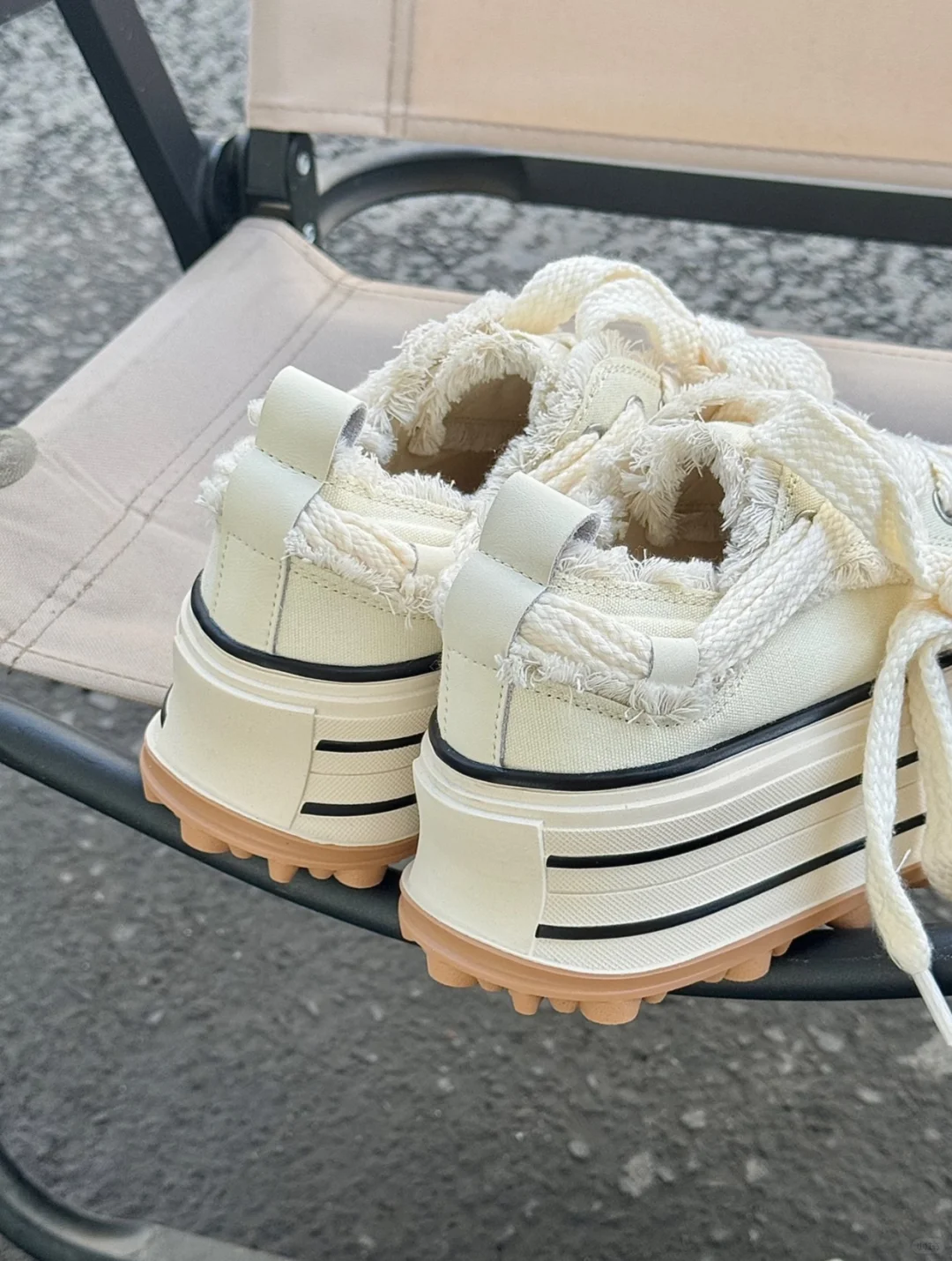 👟时尚必备！女士原创设计毛边帆布鞋