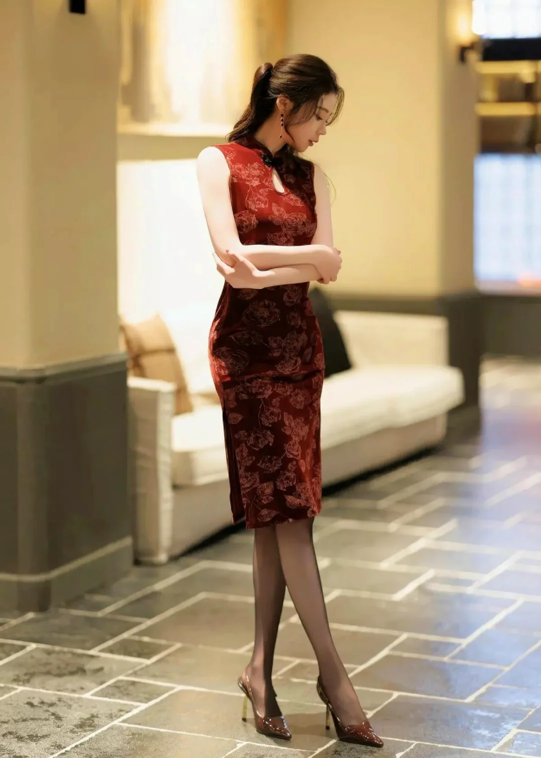 写真‖高级感暗红色旗袍丝袜美腿女神