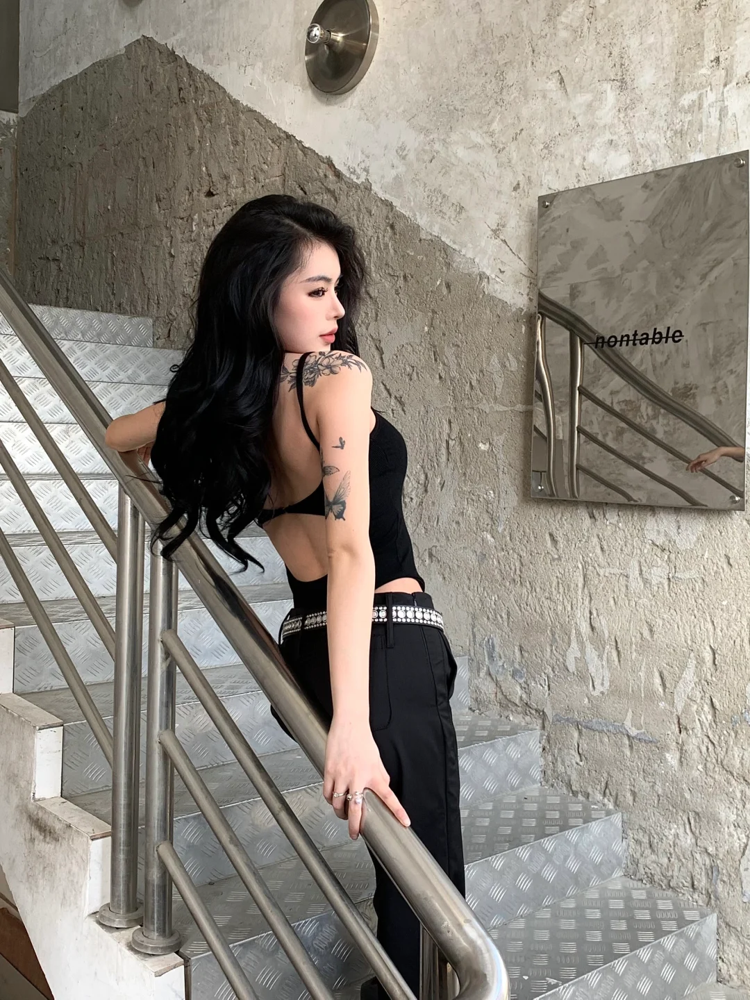 一件杀伤力的黑色吊带