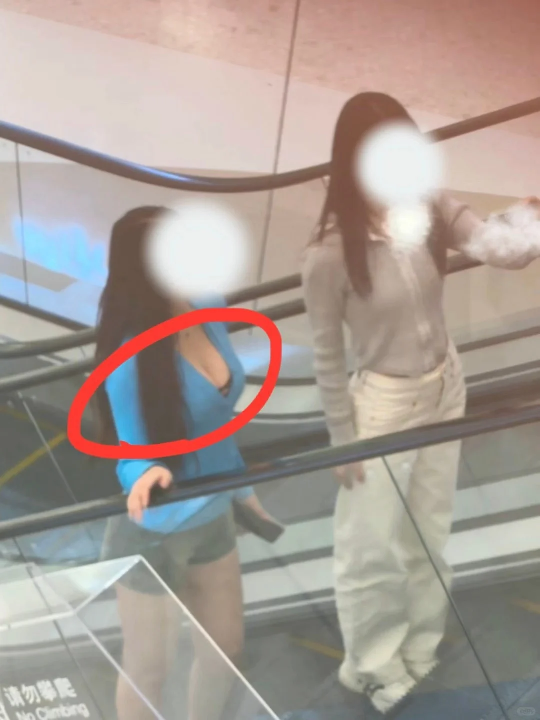 商场看到的…奉劝小胸还是少穿v领吧…