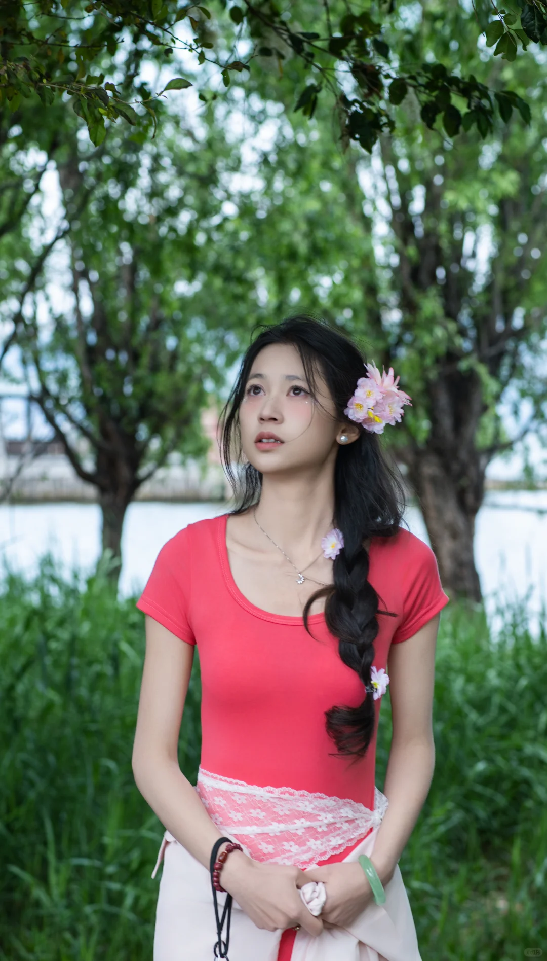 🌿 树林里的红裙