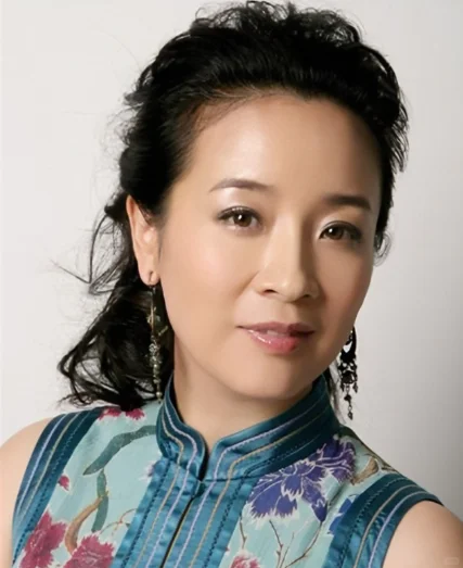 57 岁陈小艺素颜自然老去