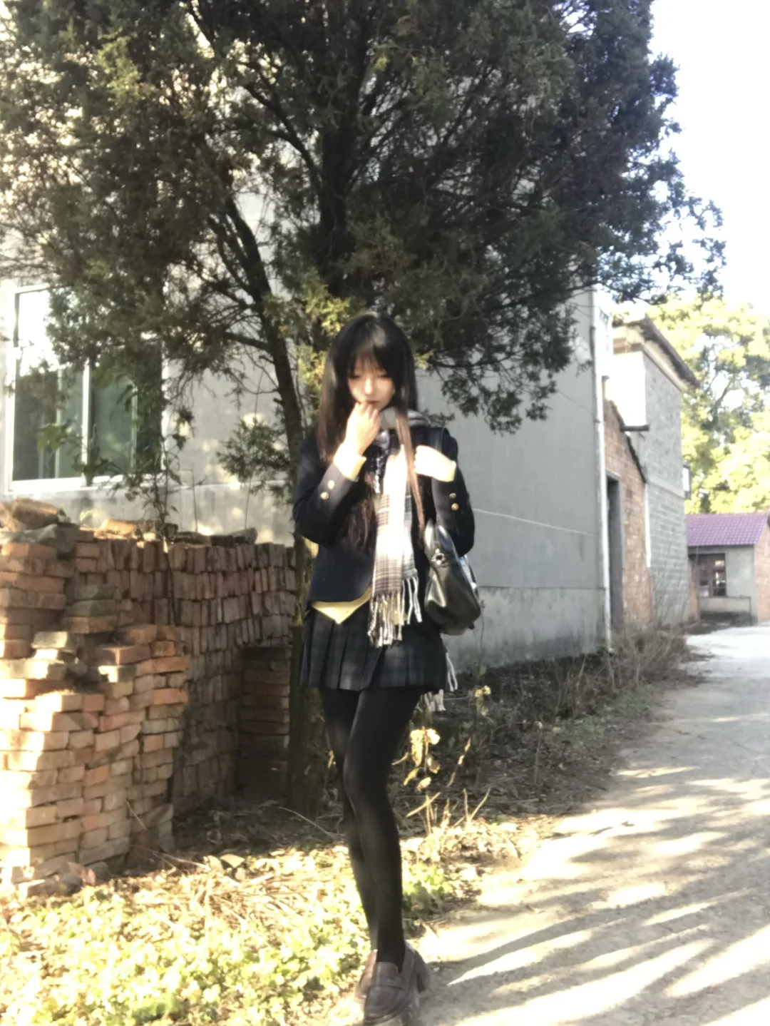 忧郁女子在农村