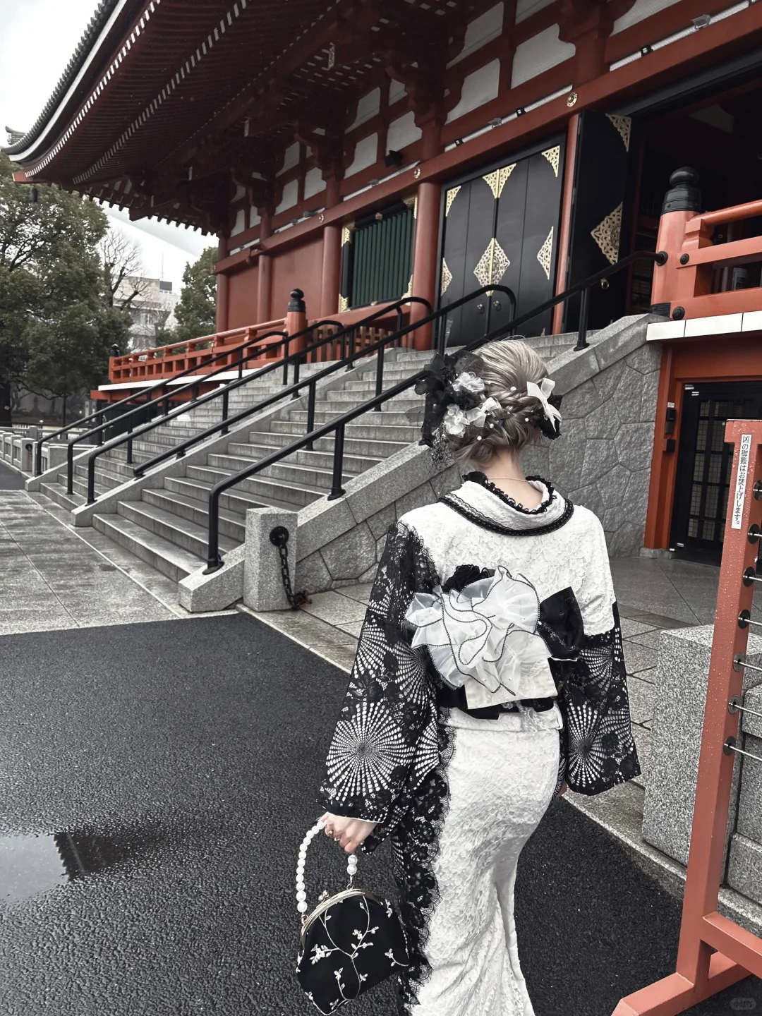 浅草寺に雪が降っています