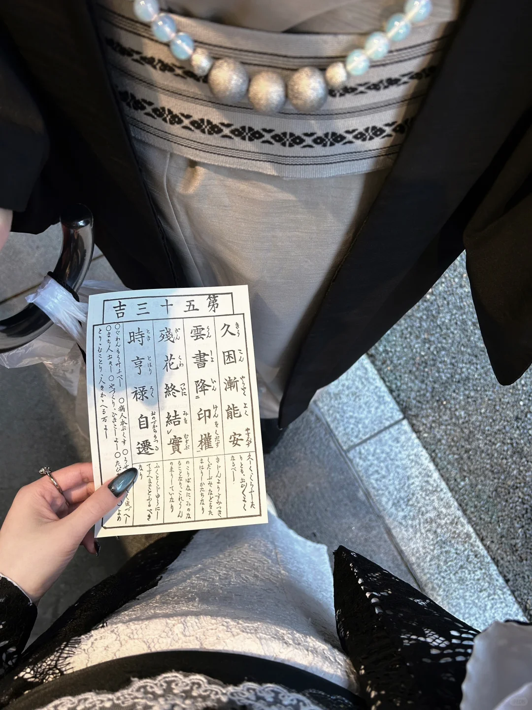 浅草寺に雪が降っています