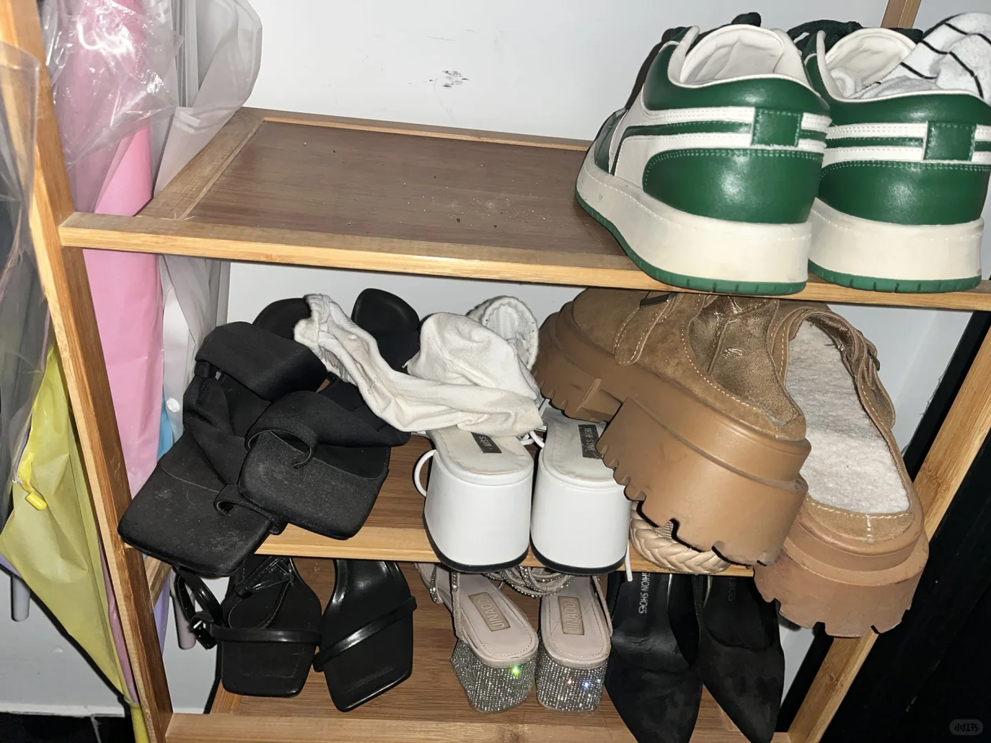 女邻居的鞋子摆的乱七八糟