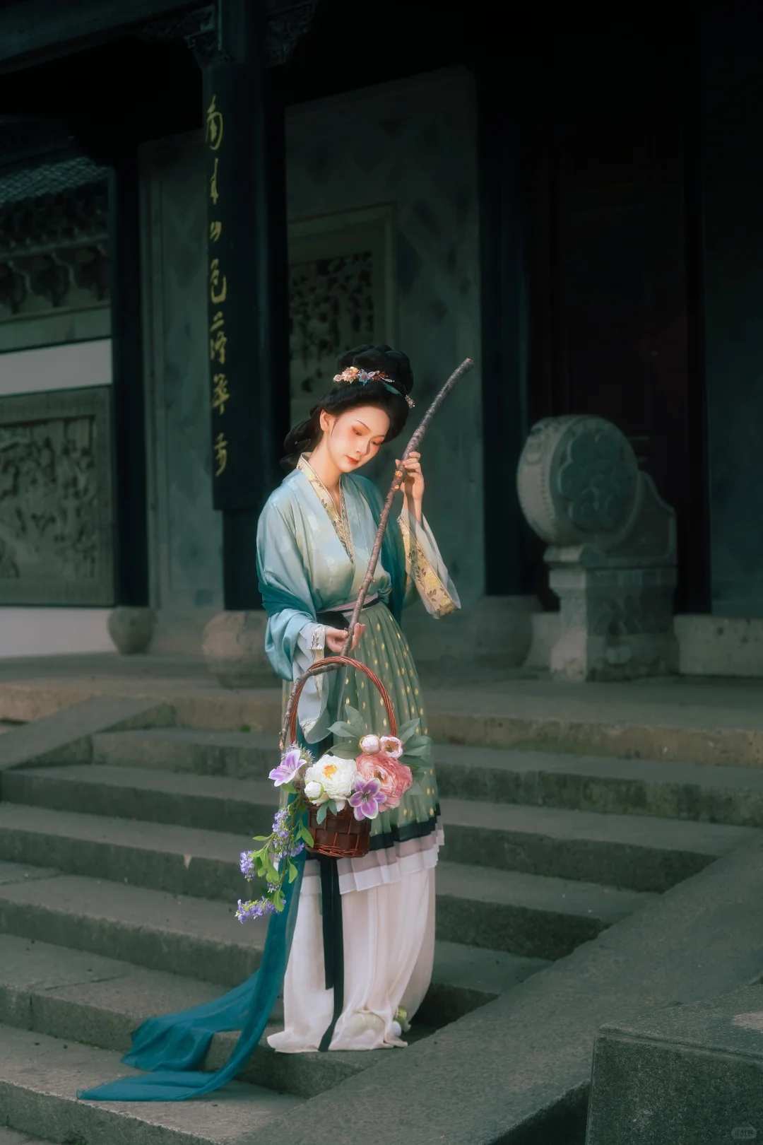 跟着国画学姿势｜醒春仕女图