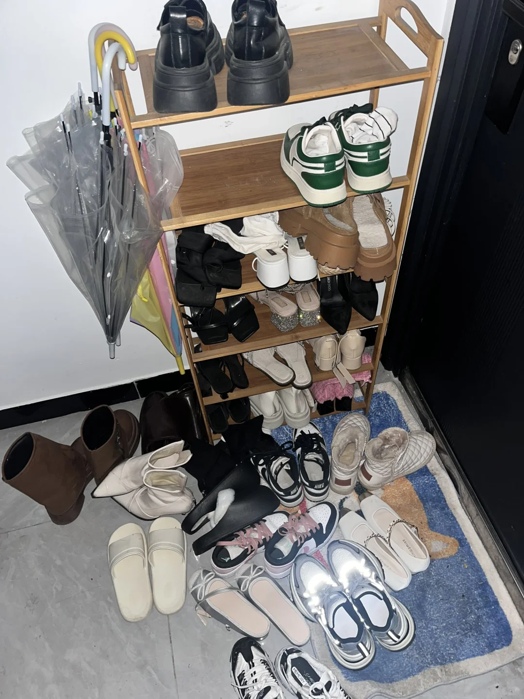 女邻居的鞋子摆的乱七八糟