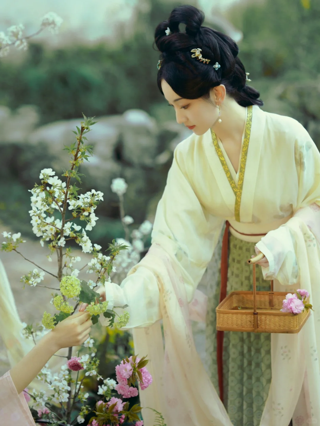 仕女图群像|卖花担上，买得一枝春欲放。