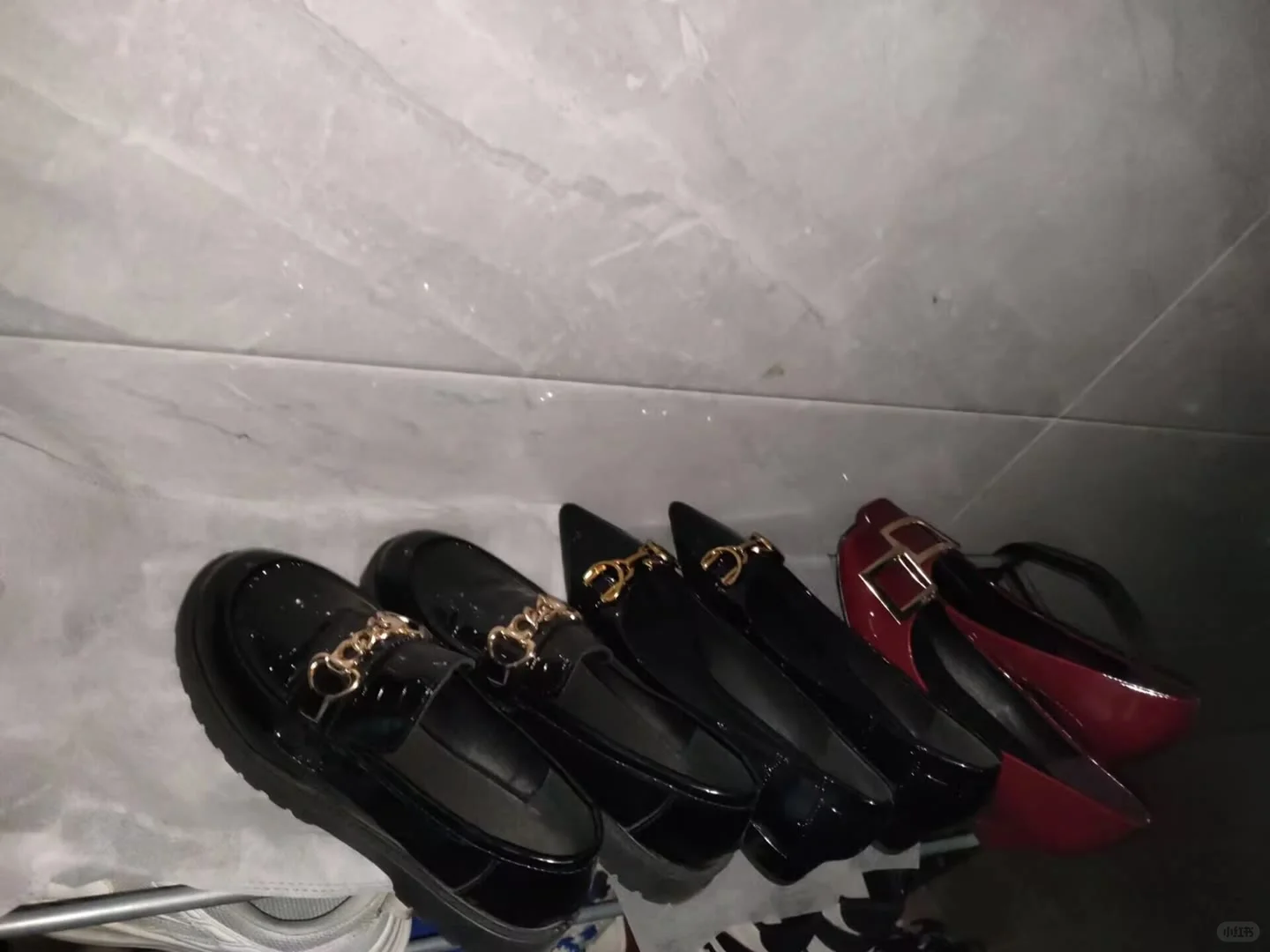 女邻居直接把高跟鞋脱在门口了？