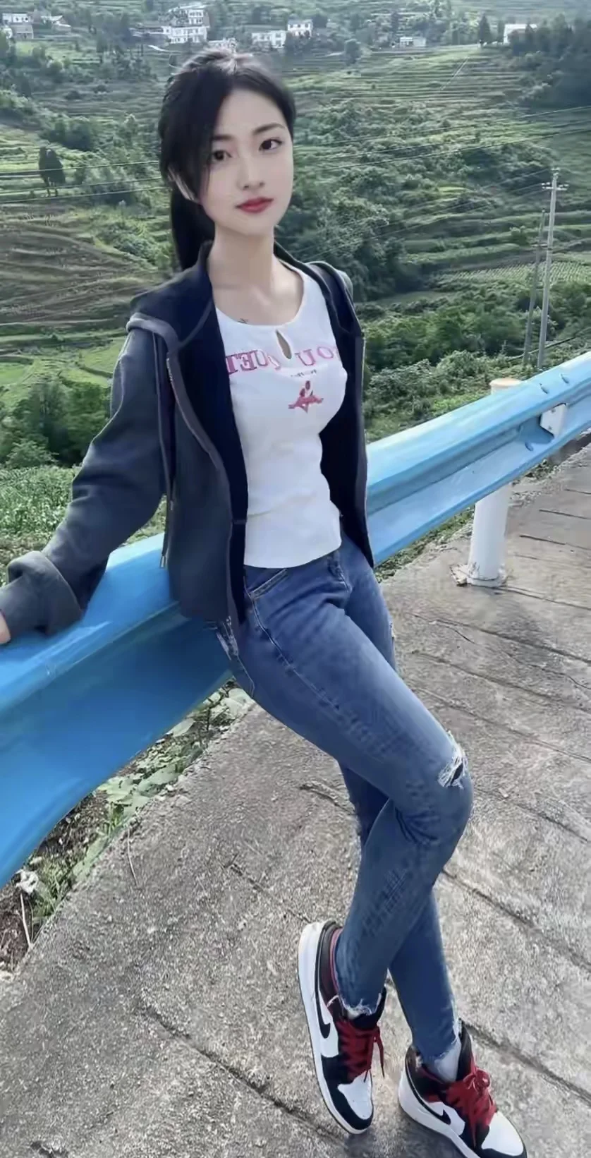 轻纱素衣舞，柔声细语娇。