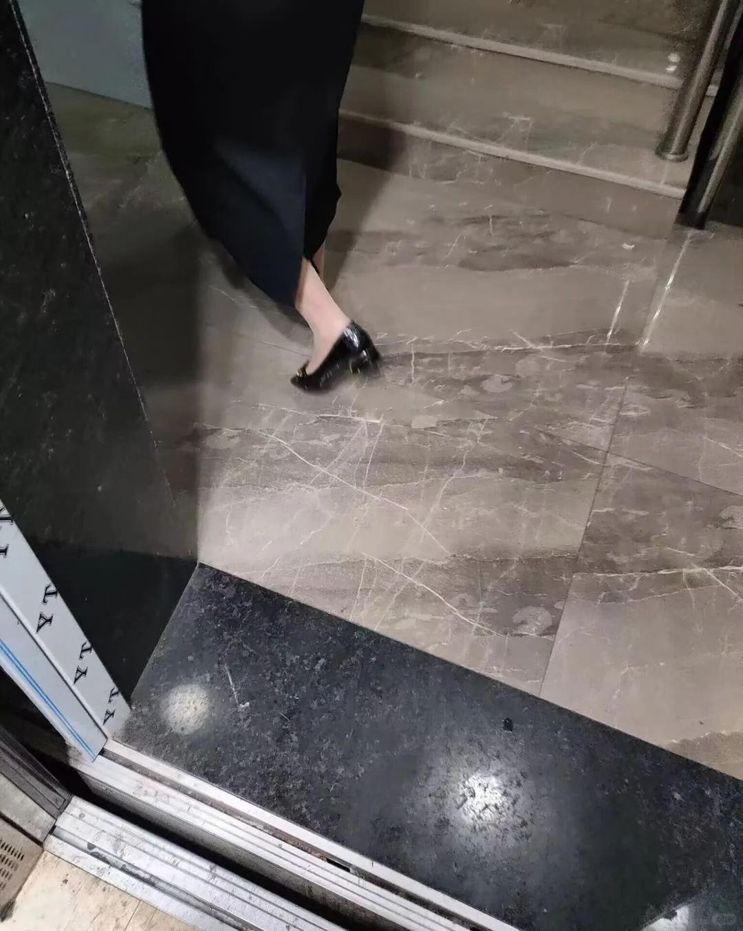 女邻居直接把高跟鞋脱在门口了？