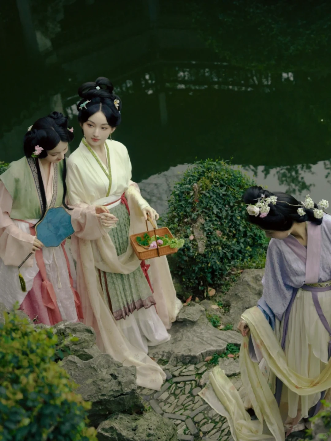 仕女图群像|卖花担上，买得一枝春欲放。