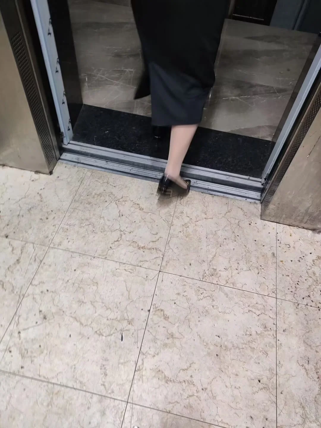 女邻居直接把高跟鞋脱在门口了？