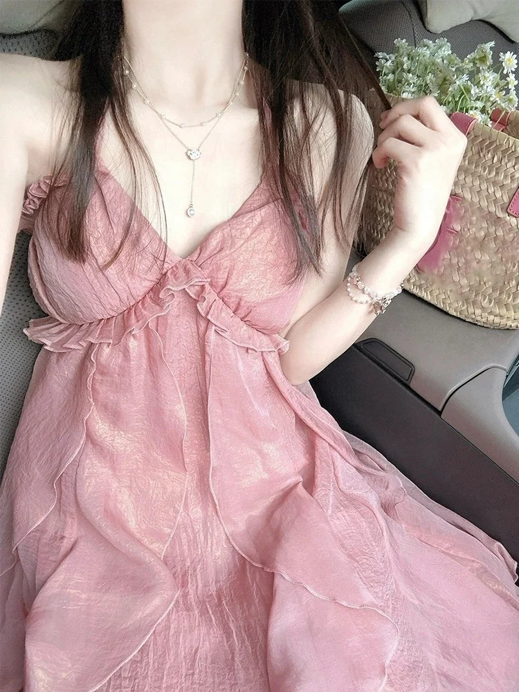 粉色吊带裙，邂逅夏日温柔