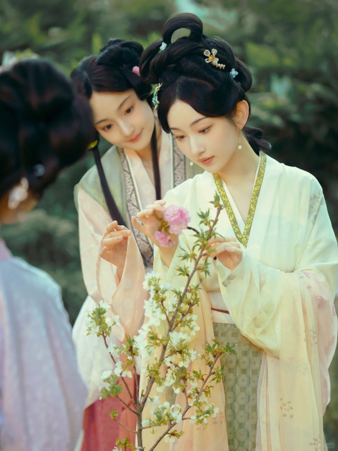 仕女图群像|卖花担上，买得一枝春欲放。