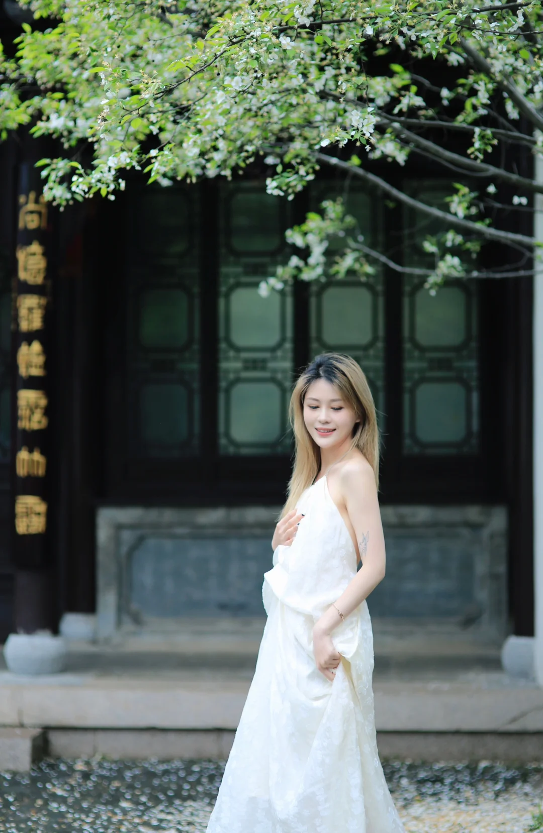 服了客人明明穿着衣服只是露背被人说拍果照