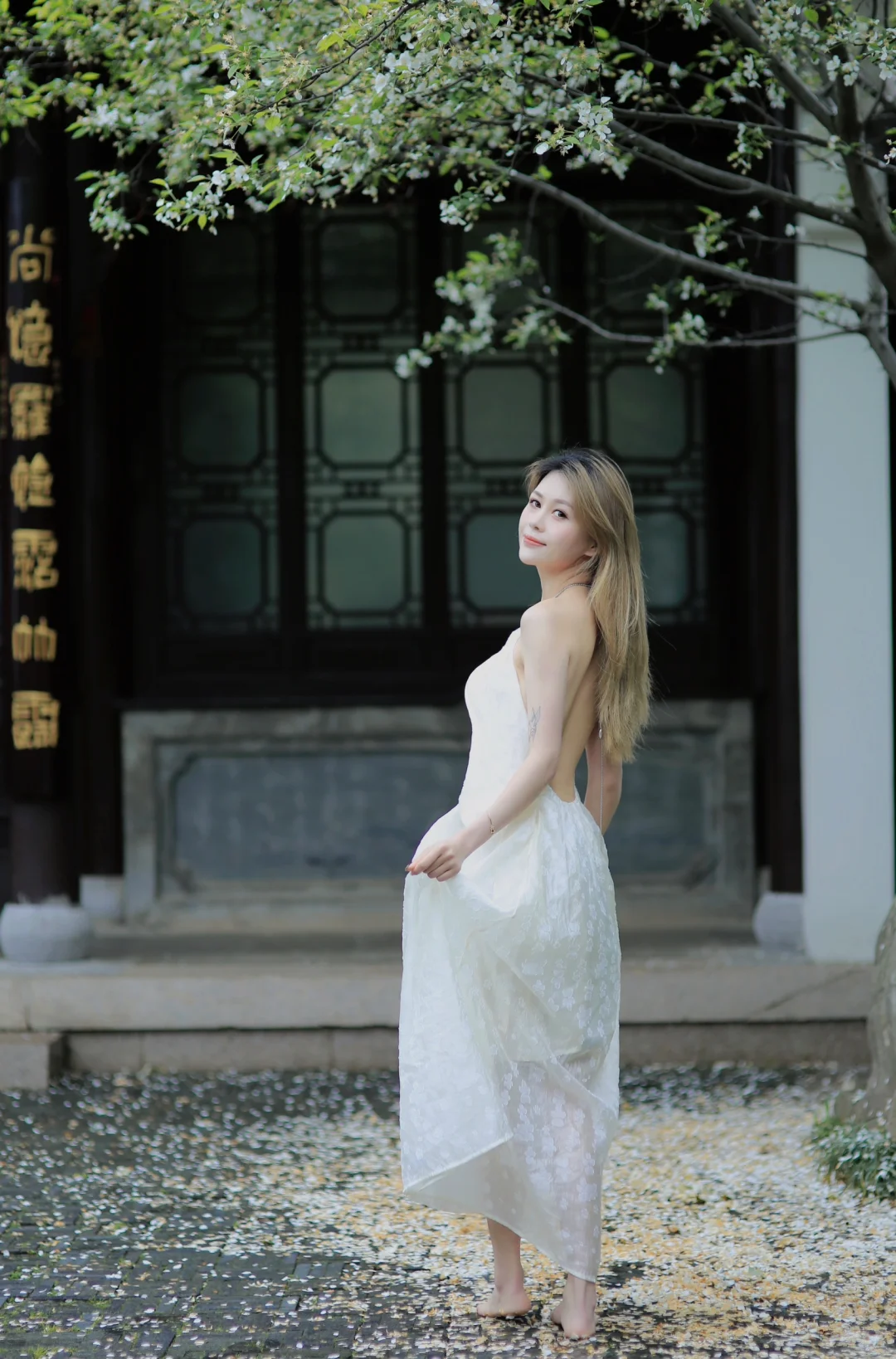 服了客人明明穿着衣服只是露背被人说拍果照