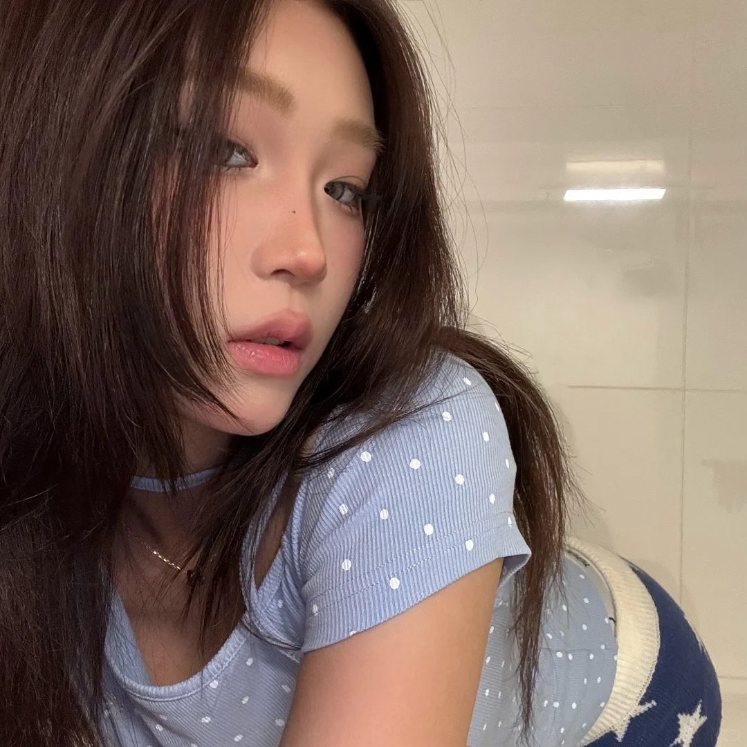 美女老婆出来吻我