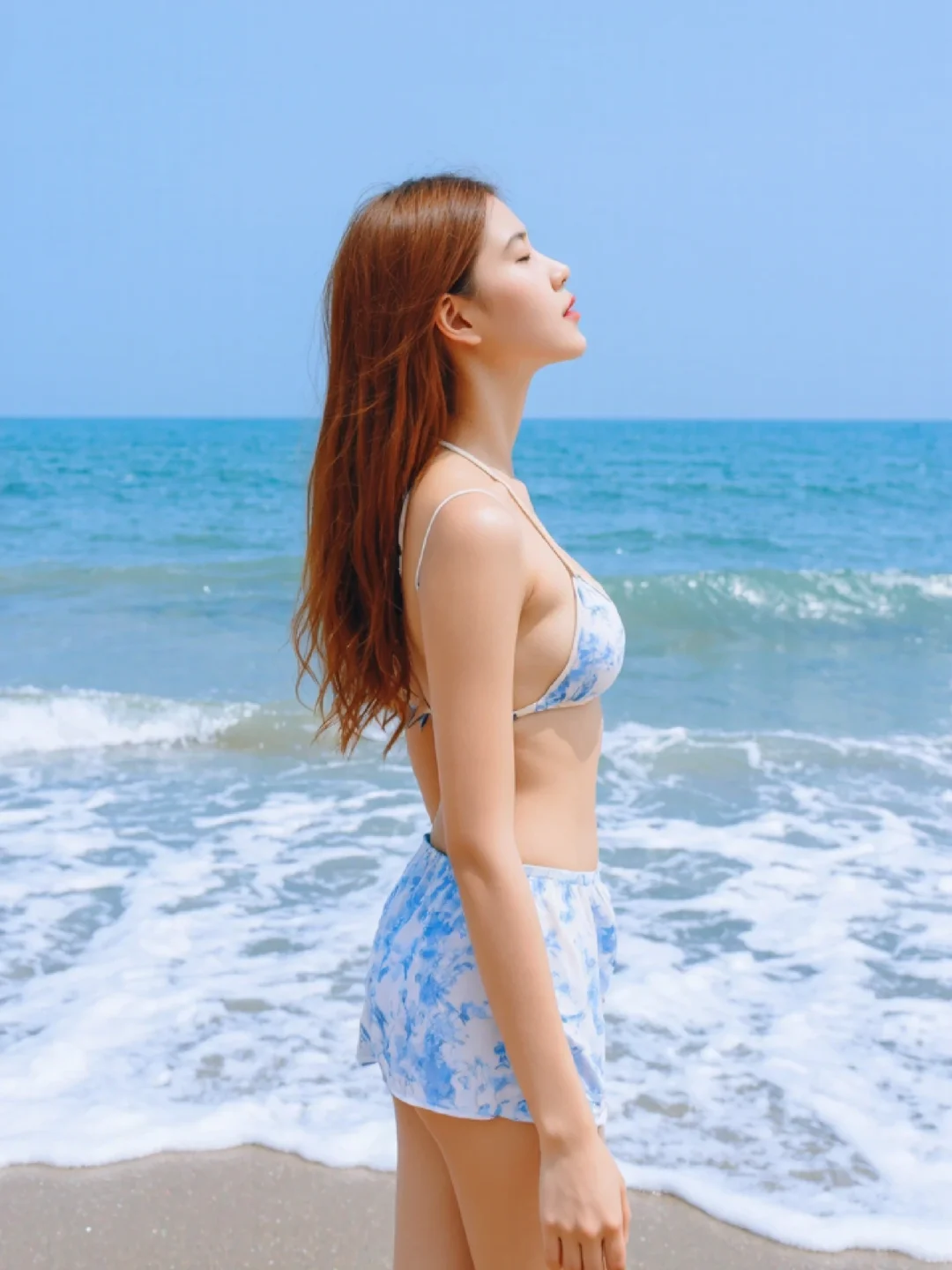 被AI美女的海边穿搭美到了🌊