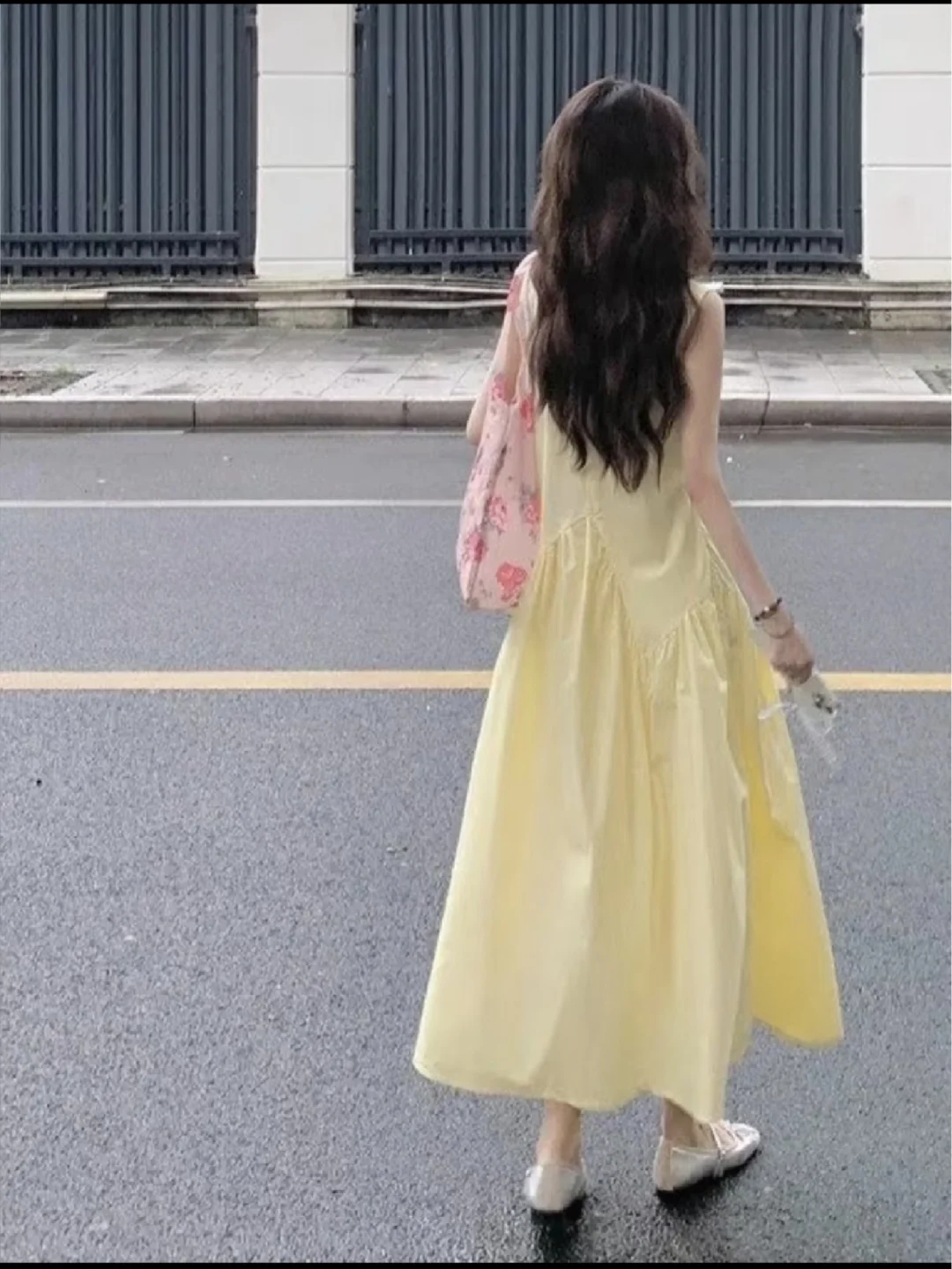 海边度假穿搭# 奶黄色无袖连衣裙#