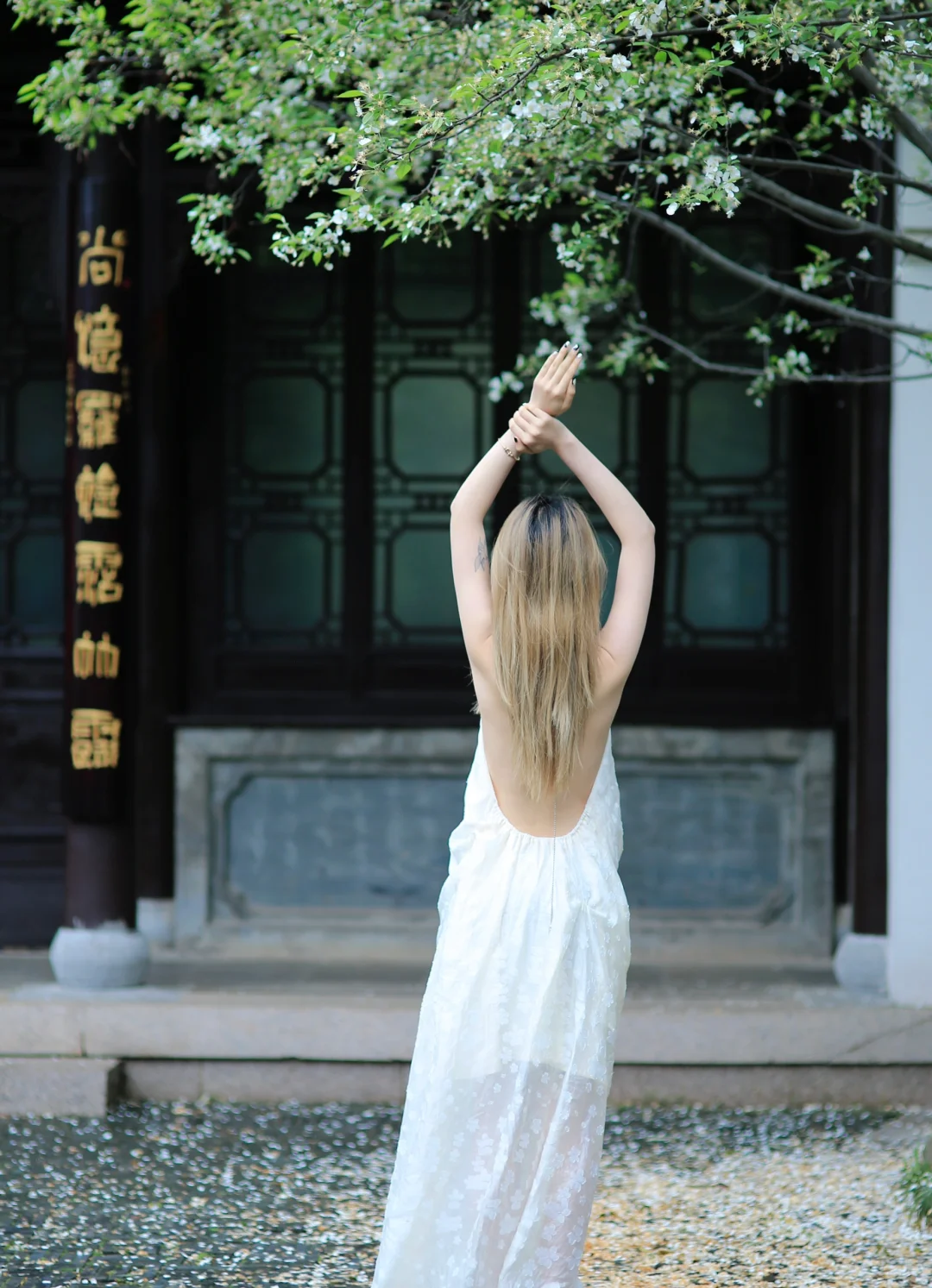 服了客人明明穿着衣服只是露背被人说拍果照