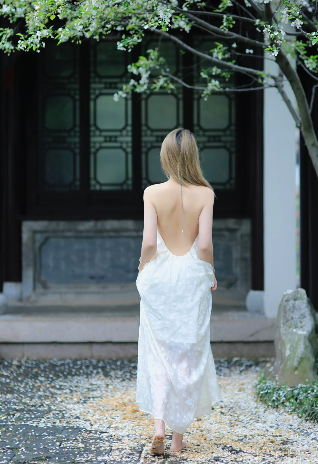 服了客人明明穿着衣服只是露背被人说拍果照