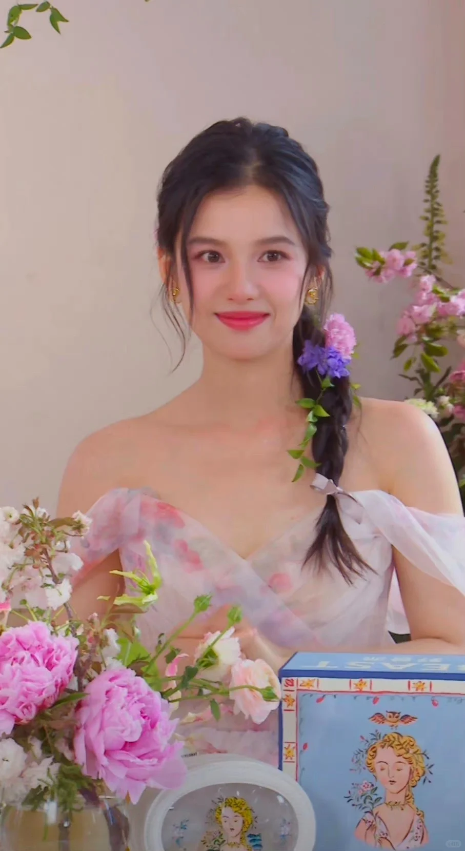 鲜艳挂的美女